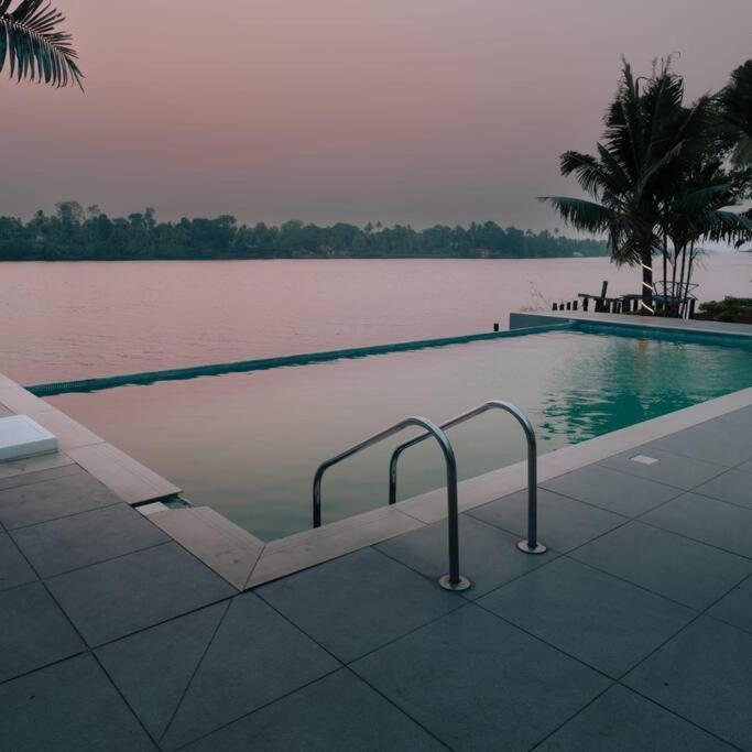 Riveria Portico - River Side 6 Bedroom Private Pool Bungalow North Paravur Екстериор снимка